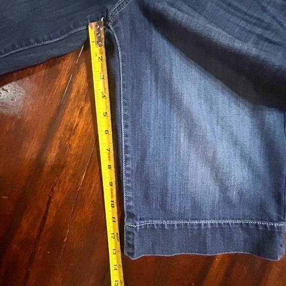 Kut from the Kloth Natalie Bermuda Medium Wash Denim Shorts Women's Size 14 - Picture 8 of 8